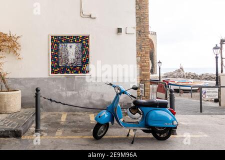 Atrani, Amalfiküste, Kampanien, Italien, Februar 2020: Blu Scooter Vespa auf der alten Straße geparkt Stockfoto