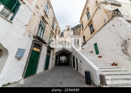 Atrani, Amalfiküste, Kampanien, Italien, Februar 2020: Blick auf den Hauptplatz von Atrani, der kleinsten Stadt Italiens an der Amalfiküste Stockfoto