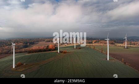 Windmühlen in einer Reihe bei bewölktem Wetter 1 Stockfoto