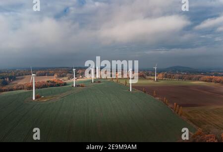 Windmühlen in einer Reihe bei bewölktem Wetter 1 Stockfoto