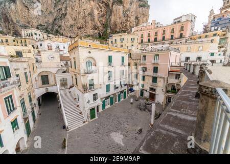 Atrani, Amalfiküste, Kampanien, Italien, Februar 2020: Blick auf den Hauptplatz von Atrani, der kleinsten Stadt Italiens an der Amalfiküste Stockfoto