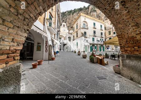 Atrani, Amalfiküste, Kampanien, Italien, Februar 2020: Blick auf den Hauptplatz von Atrani. Hochwertige Atrani, Amalfiküste, Kampanien, Italien, Februar 2020: Blick auf den Hauptplatz von Atrani Stockfoto