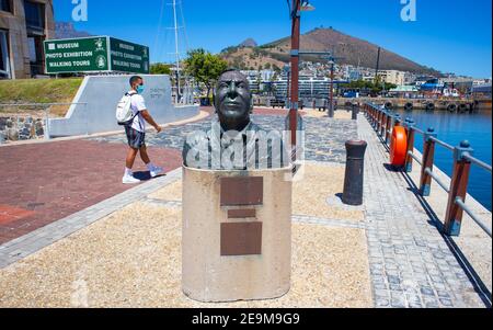 Waterfront - Kapstadt, Südafrika - 03-02-2021 Stanley John Reed Statue steht vor der Waterfront. Stockfoto