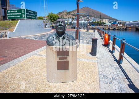 Waterfront - Kapstadt, Südafrika - 03-02-2021 Stanley John Reed Statue steht vor der Waterfront. Stockfoto