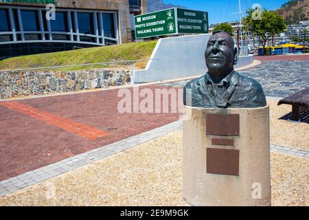 Waterfront - Kapstadt, Südafrika - 03-02-2021 Stanley John Reed Statue steht vor der Waterfront. Stockfoto