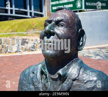 Waterfront - Kapstadt, Südafrika - 03-02-2021 Stanley John Reed Statue steht vor der Waterfront. Stockfoto