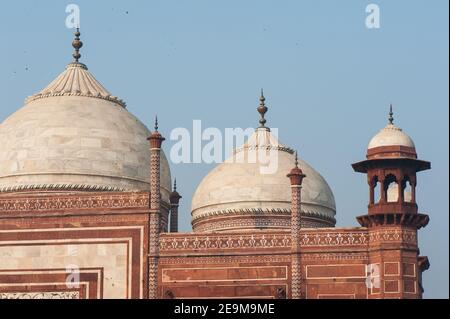 Darwaza-i-rauza ist einer der Bestandteile des Taj Mahal Komplexes, mit dem Mausoleum, der Moschee und dem Gastpavillon. Stockfoto