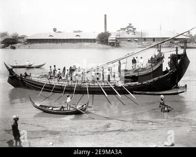 Ende 19th Jahrhundert Foto - Burma (Myanmar) c,1890, großes Rudern, Segelboot und Crew mit Rudern. Stockfoto