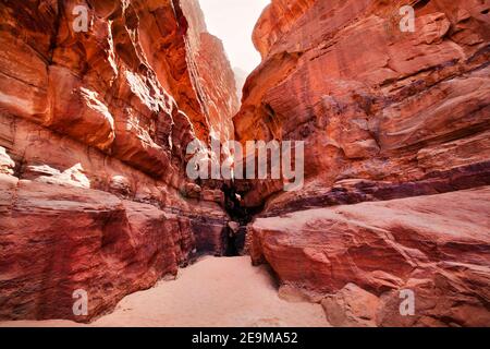 Blick auf die erodierte Klippe des Khazali Canyon in der Wadi Rum Wüste, Jordanien Stockfoto