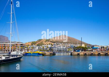 Waterfront- Kapstadt, Südafrika - 03-02-2021 atemberaubende Aussicht über die Berge und die bunte Landschaft in Kapstadt. Blick vom Wasser. Stockfoto