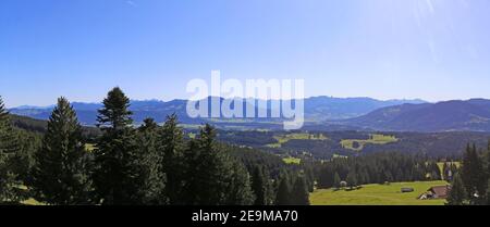 Blick vom Hauchenberg (Allgäu) auf die nördlichen Alpen Stockfoto