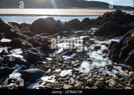 Gefrorenes Süßwasser am Strand/Felsen. Eisschild Stockfoto