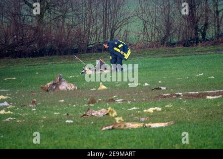 Sefferweich/Staffelstein, Deutschland. Februar 2021, 5th. Ein Polizist markiert den Bereich von Trümmern nach dem Absturz eines kleinen Flugzeugs. Der Absturz eines einmotorigen Flugzeugs in Rheinland-Pfalz tötete den Piloten. Foto: Harald Tittel/dpa Quelle: dpa picture Alliance/Alamy Live News Stockfoto