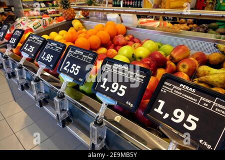 Obst zum Verkauf, in einem kalten luftgekühlten Kühler, in einem spanischen Supermarkt in Fuerteventura, Spanien Stockfoto