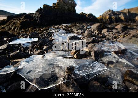 Gefrorenes Süßwasser am Strand/Felsen. Eisschild Stockfoto