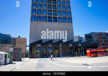 Waterfront- Kapstadt, Südafrika - 03-02-2021 Zeitz Museum of Contemporary Art Africa Building, City Sight Seeing Bus und Menschen in Gesichtsmasken. Stockfoto