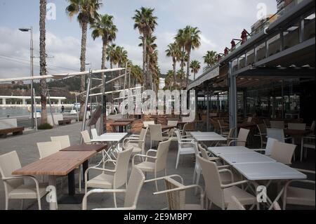 Malaga, Spanien. Februar 2021, 05th. Ein allgemeiner Blick auf die leeren Terrassen und geschlossenen Restaurants in einem Gewerbegebiet in Malaga.viele Geschäfte, Geschäfte und nicht notwendige Aktivitäten, die aufgrund der dritten Welle der Coronavirus-Pandemie geschlossen wurden, zeigen wieder leere Situationen an verschiedenen Orten der Stadt Malaga, mindestens bis zum 15. Februar. Kredit: SOPA Images Limited/Alamy Live Nachrichten Stockfoto