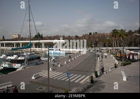 Malaga, Spanien. Februar 2021, 05th. Ein Blick auf eine halb verlassene Straße in einem Geschäftsviertel in Malaga.viele Geschäfte, Geschäfte und nicht notwendige Aktivitäten, die aufgrund der dritten Welle der Coronavirus-Pandemie geschlossen wurden, zeigen wieder leere Situationen an verschiedenen Orten der Stadt Malaga, mindestens bis zum 15. Februar. Kredit: SOPA Images Limited/Alamy Live Nachrichten Stockfoto