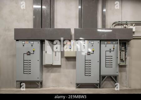 Schaltschränke der Elektrospannungsschaltanlage der Eigentumswohnung. Selektiver Fokus. Stockfoto