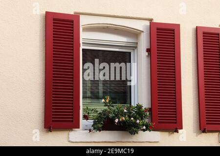 Fenster mit Fensterläden aus Holz Stockfoto