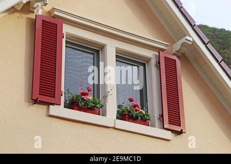 Fenster mit Fensterläden aus Holz Stockfoto