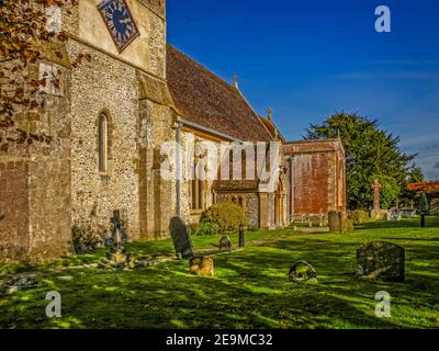 Eine Ansicht der St Mary's Church in Kintbury, Berkshire zeigt den normannischen Eingang. Stockfoto