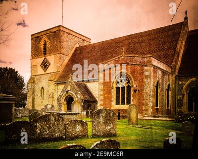 Ein Blick auf St Mary's Kirche in Kintbury Berkshire vom Friedhof mit zusätzlicher Textur und Töne angewendet. Stockfoto