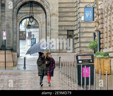 Glasgow, Scotland, UK, 5th February, 2021, Lockdown Freitag Regen sah prople Kampf um das Stadtzentrum Elend weiter mit als der Regen kam unten mit leeren Straßen, gibt es kein Leben. Credit Gerard Ferry/Alamy Live News Stockfoto