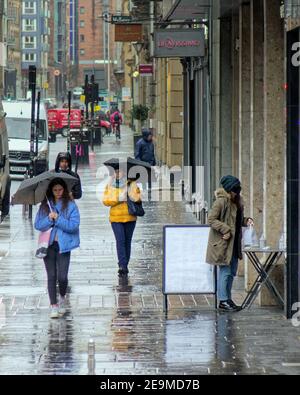 Glasgow, Scotland, UK, 5th February, 2021, Lockdown Freitag Regen sah prople Kampf um das Stadtzentrum Elend weiter mit als der Regen kam unten mit leeren Straßen, gibt es kein Leben. Credit Gerard Ferry/Alamy Live News Stockfoto