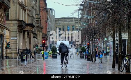 Glasgow, Scotland, UK, 5th February, 2021, Lockdown Friday Da die Stilmeile der buchanan-Straße weiterhin eine Wüste ist, wie das Elend weitergeht, während der Regen mit leeren Straßen herunterkam, gibt es kein Leben. Credit Gerard Ferry/Alamy Live News Stockfoto