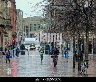 Glasgow, Scotland, UK, 5th February, 2021, Lockdown Friday Da die Stilmeile der buchanan-Straße weiterhin eine Wüste ist, wie das Elend weitergeht, während der Regen mit leeren Straßen herunterkam, gibt es kein Leben. Credit Gerard Ferry/Alamy Live News Stockfoto