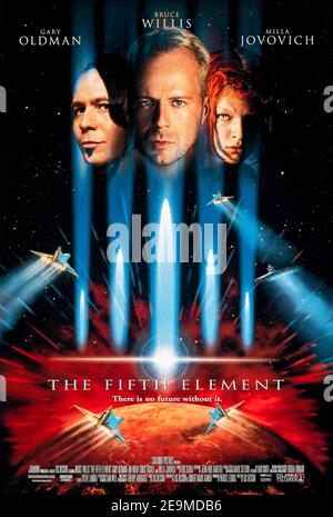 The Fifth Element (1997) Regie: Luc Besson mit Bruce Willis, Milla Jovovovich und Gary Oldman. Ein geheimnisvoller und schöner Alien ist die ultimative Waffe, die die Menschheit retten kann, fantastisches Design von Jean-Paul Gaultier und Soundtrack von Eric Serra. Stockfoto