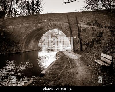 Die Fußgängerbrücke Nummer 76 über den Kennet und Avon Kanal In Kintbury Stockfoto