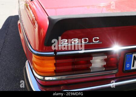 Detailansicht eines alten Mercedes der legendären W-123-Serie, Baujahr 1976 – 1985 (Neustadt, 01. Juni 2019) Stockfoto