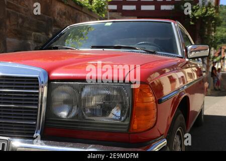 Detailansicht eines alten Mercedes der legendären W-123-Serie, Baujahr 1976 – 1985 (Neustadt, 01. Juni 2019) Stockfoto