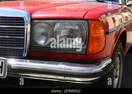 Detailansicht eines alten Mercedes der legendären W-123-Serie, Baujahr 1976 – 1985 (Neustadt, 01. Juni 2019) Stockfoto