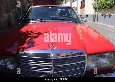 Detailansicht eines alten Mercedes der legendären W-123-Serie, Baujahr 1976 – 1985 (Neustadt, 01. Juni 2019) Stockfoto