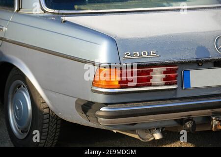 Detailansicht eines alten Mercedes der legendären W-123-Serie, Baujahr 1976 – 1985 (Ludwigshafen, 20. Januar 2019) Stockfoto