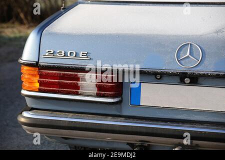 Detailansicht eines alten Mercedes der legendären W-123-Serie, Baujahr 1976 – 1985 (Ludwigshafen, 20. Januar 2019) Stockfoto