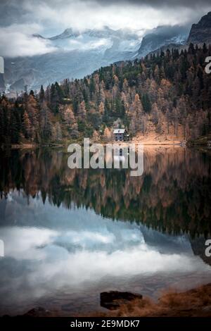 Österreich, Reedsee - 25. Oktober 2019. Kristallklares Wasser im Bergsee Reedsee in Bad Gastein. Die Gegend ist beliebt zum Wandern, Picknicken und Angeln. Stockfoto