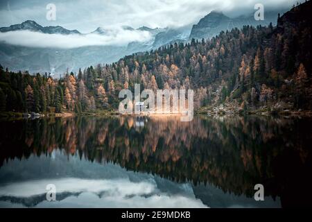 Österreich, Reedsee - 25. Oktober 2019. Kristallklares Wasser im Bergsee Reedsee in Bad Gastein. Die Gegend ist beliebt zum Wandern, Picknicken und Angeln. Stockfoto