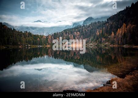 Österreich, Reedsee - 25. Oktober 2019. Kristallklares Wasser im Bergsee Reedsee in Bad Gastein. Die Gegend ist beliebt zum Wandern, Picknicken und Angeln. Stockfoto