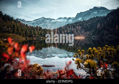 Österreich, Reedsee - 25. Oktober 2019. Kristallklares Wasser im Bergsee Reedsee in Bad Gastein. Die Gegend ist beliebt zum Wandern, Picknicken und Angeln. Stockfoto