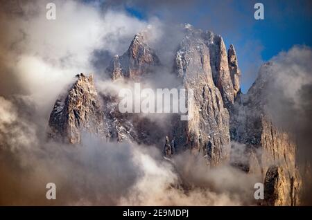 Langkofel, Italien - 11. September 2015. Die Landschaft im Grödnertal in Südtirol ist atemberaubend. Die Gebirgskette und die felsige Landschaft sind Teil der Dolomiten, die auch als die südlichen Kalkalpen bekannt sind. Hier der Langkofel (italienisch: Langkofel), der höchste Berg der Langkofelgruppe. Stockfoto