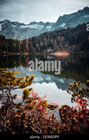 Österreich, Reedsee - 25. Oktober 2019. Kristallklares Wasser im Bergsee Reedsee in Bad Gastein. Die Gegend ist beliebt zum Wandern, Picknicken und Angeln. Stockfoto