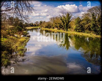 Blick nach Westen entlang des Kennet und Avon Kanals in Kintbury in Berkshire, England an einem warmen sonnigen Nachmittag. Stockfoto