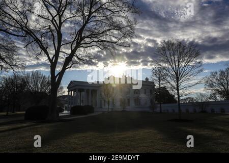 Washington, Usa. Februar 2021, 05th. Das Weiße Haus wird bei Sonnenaufgang in Washington, DC, am Freitag, 5. Februar 2021 gesehen. Foto von Oliver Contreras/UPI Kredit: UPI/Alamy Live News Stockfoto