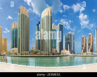 Dubai - die Wolkenkratzer und Hotels von Marina und der Promenade. Stockfoto