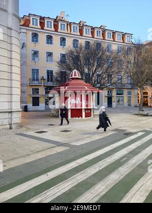 Die Innenstadt von Lissabon ist aufgrund der von der portugiesischen Regierung verordneten Zwangshaft aufgrund der zunehmenden Pandemie Covid-19 mit Bändern der Stadtpolizei geschlossen. Normalerweise voll von Menschen, ist es jetzt verboten, in Lissabon, Portugal am 4. Februar 2021 zu Fuß. Die Zunahme der Zahl der durch Covid-19 infizierten Menschen machte diese Welle von 3rd zur schlimmsten von allen, wobei alle Krankenhäuser des Landes unter enormem Druck standen. Foto von SRV/ABACAPRESS.COM Stockfoto