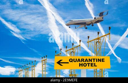 Privatjet auf Landeanflug. Quarantäne-Hotel, Hotels, Reiseverbot, Luftfahrtindustrie, Coronavirus, Covid 19-Konzeptbild. Stockfoto